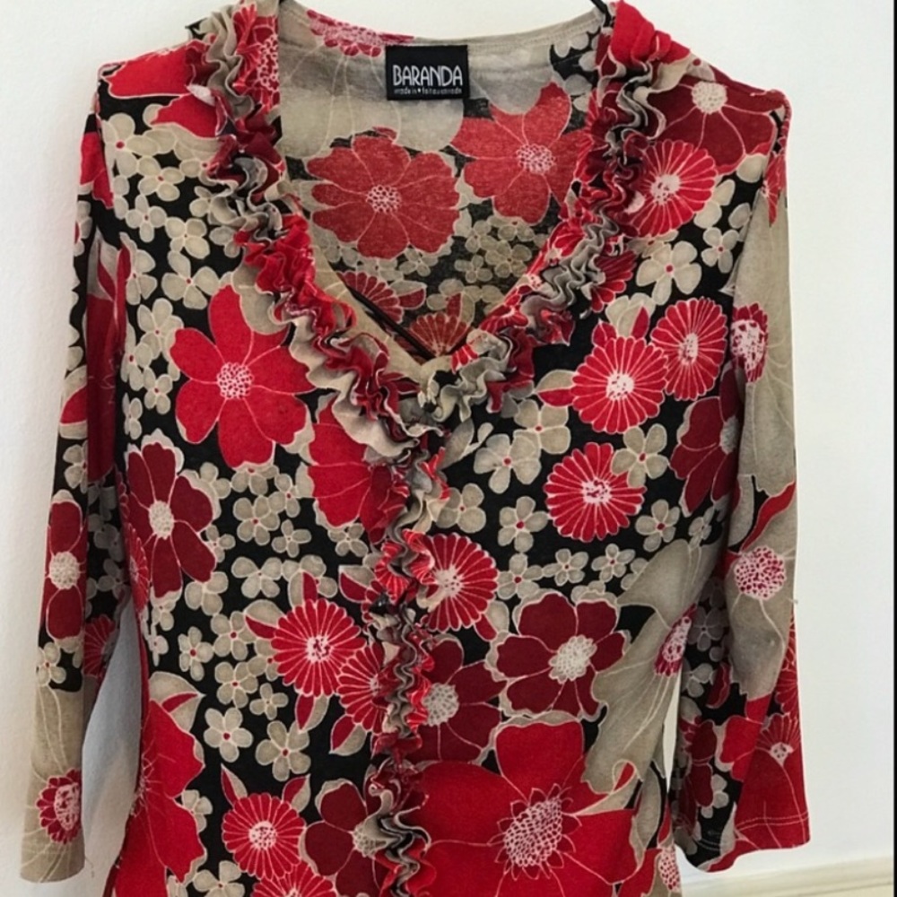 Baranda Top with vibrant red flowers